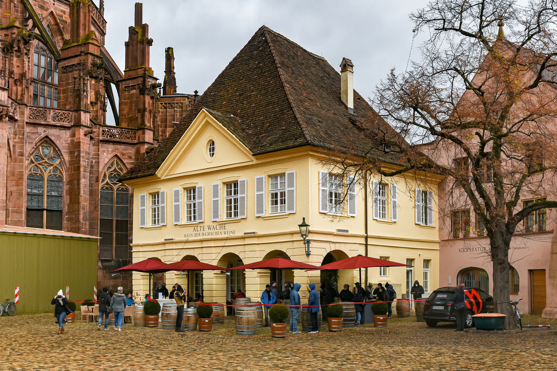 Altstadtmotiv aus Freiburg im Breisgau mit Blick auf das Muensterumfeld